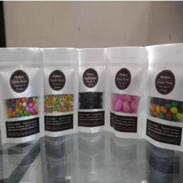 A pack of 5 candy & chocolate & free gift tin dan chocolate